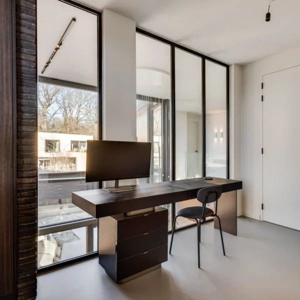 eindhoven blauwstaal keuken stalentrap buitenhaard stalenkozijn vide taatsdeur strijp17 (1)