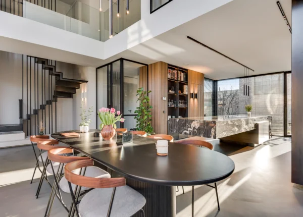 eindhoven blauwstaal keuken stalentrap buitenhaard stalenkozijn vide taatsdeur strijp6 (1)