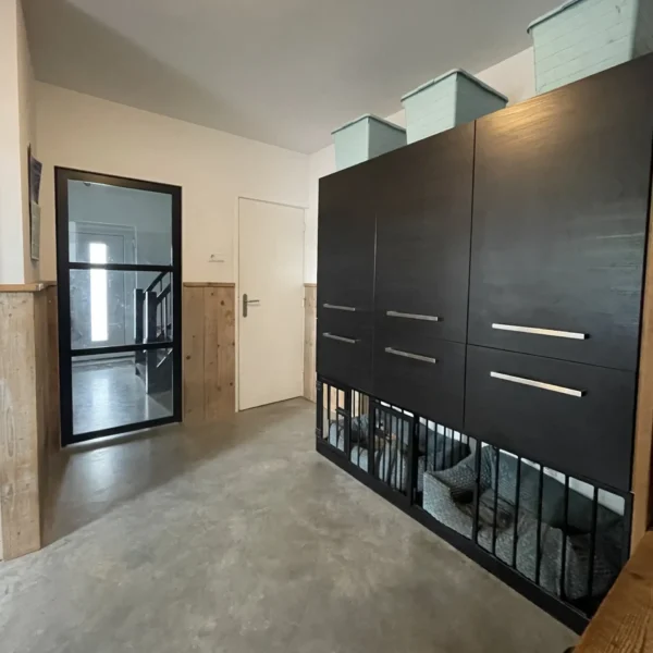 schijndel Hoge kast stalen Plato vak ikea metod hoge kastenwand plaatstaal Houtmerk Vario maatwerk hond bench kooikerhondje2