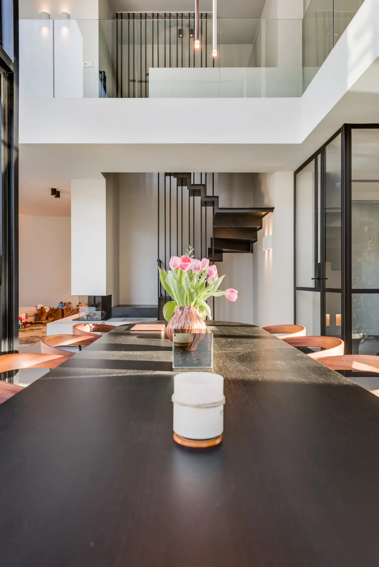 eindhoven blauwstaal keuken stalentrap buitenhaard stalenkozijn vide taatsdeur strijp7